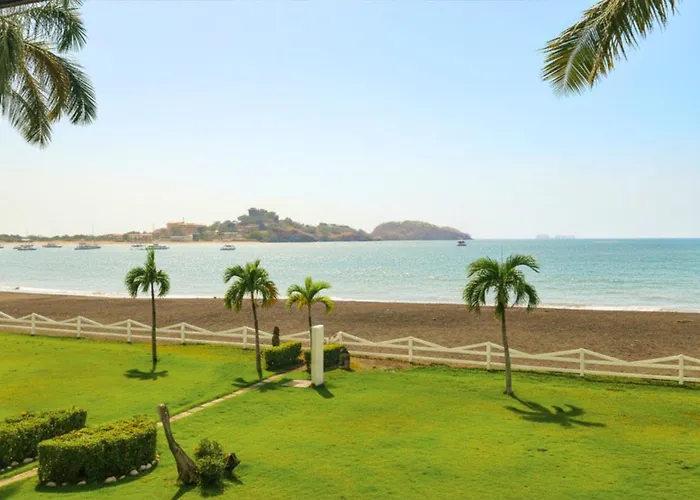 Pacific 9 - Beachfront Condo, Bbq, Pool, Prime Location, Sleeps 4 Ferienhaus Potrero (Guanacaste)