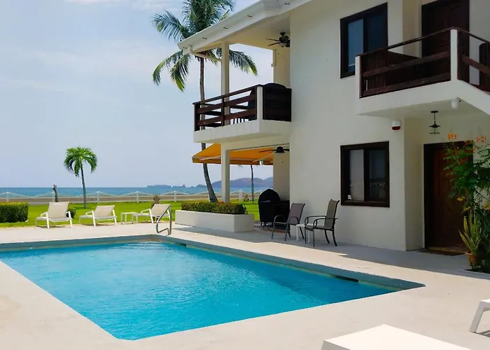 Pacific 9 - Beachfront Condo, Bbq, Pool, Prime Location, Sleeps 4 *