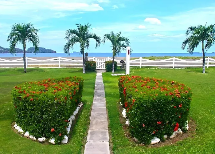Pacific 9 - Beachfront Condo, Bbq, Pool, Prime Location, Sleeps 4 * Potrero (Guanacaste)